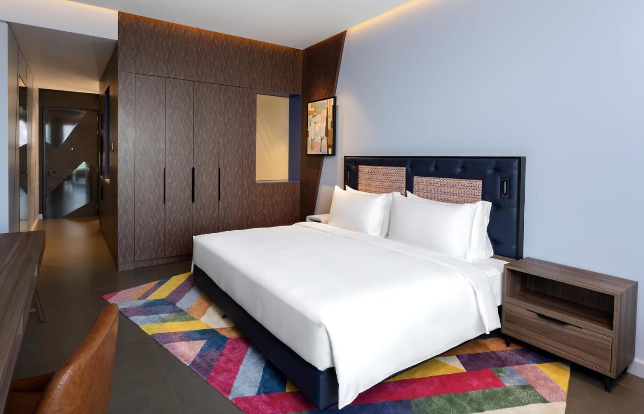 Hyatt Centric Jumeirah Dubaj Exteriér fotografie A bedroom at the hotel