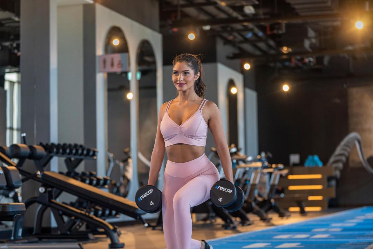 Hyatt Centric Jumeirah Dubaj Exteriér fotografie A woman working out with weights