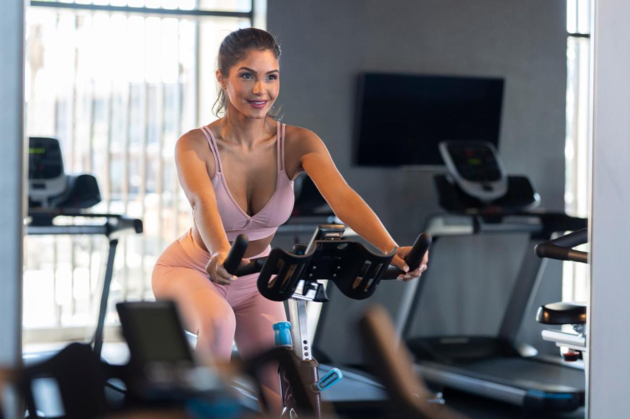 Hyatt Centric Jumeirah Dubaj Exteriér fotografie A woman on a stationary bicycle