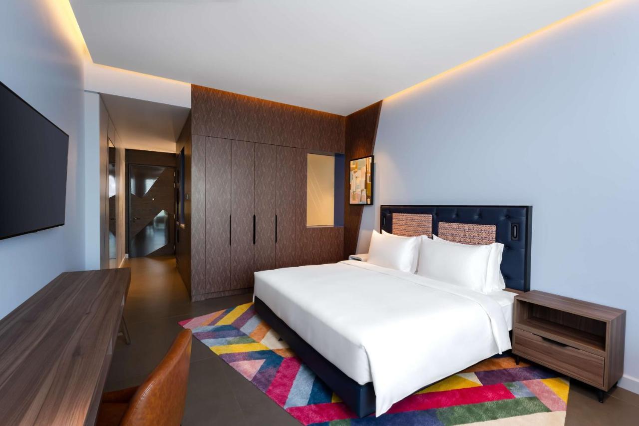 Hyatt Centric Jumeirah Dubaj Exteriér fotografie A bedroom at the hotel