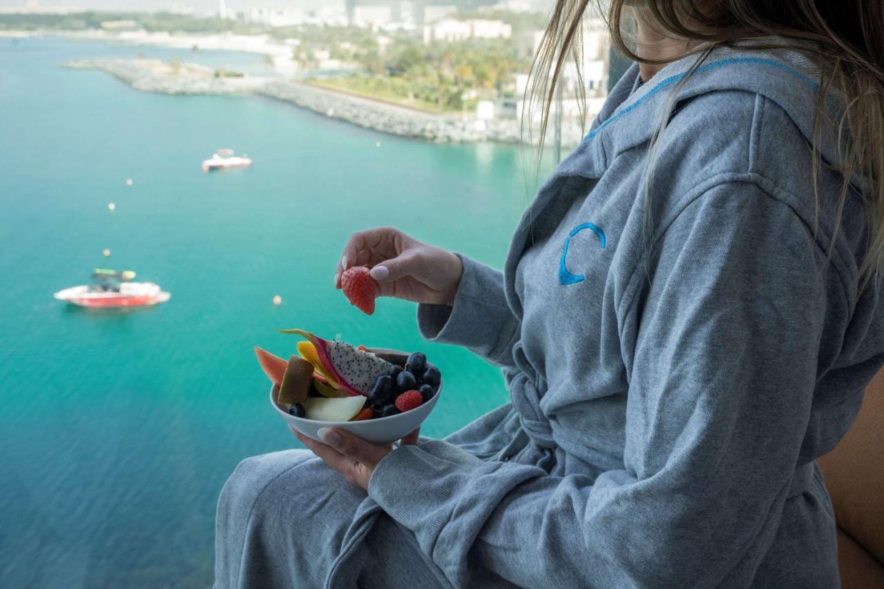 Hyatt Centric Jumeirah Dubaj Exteriér fotografie A woman wearing a bathrobe