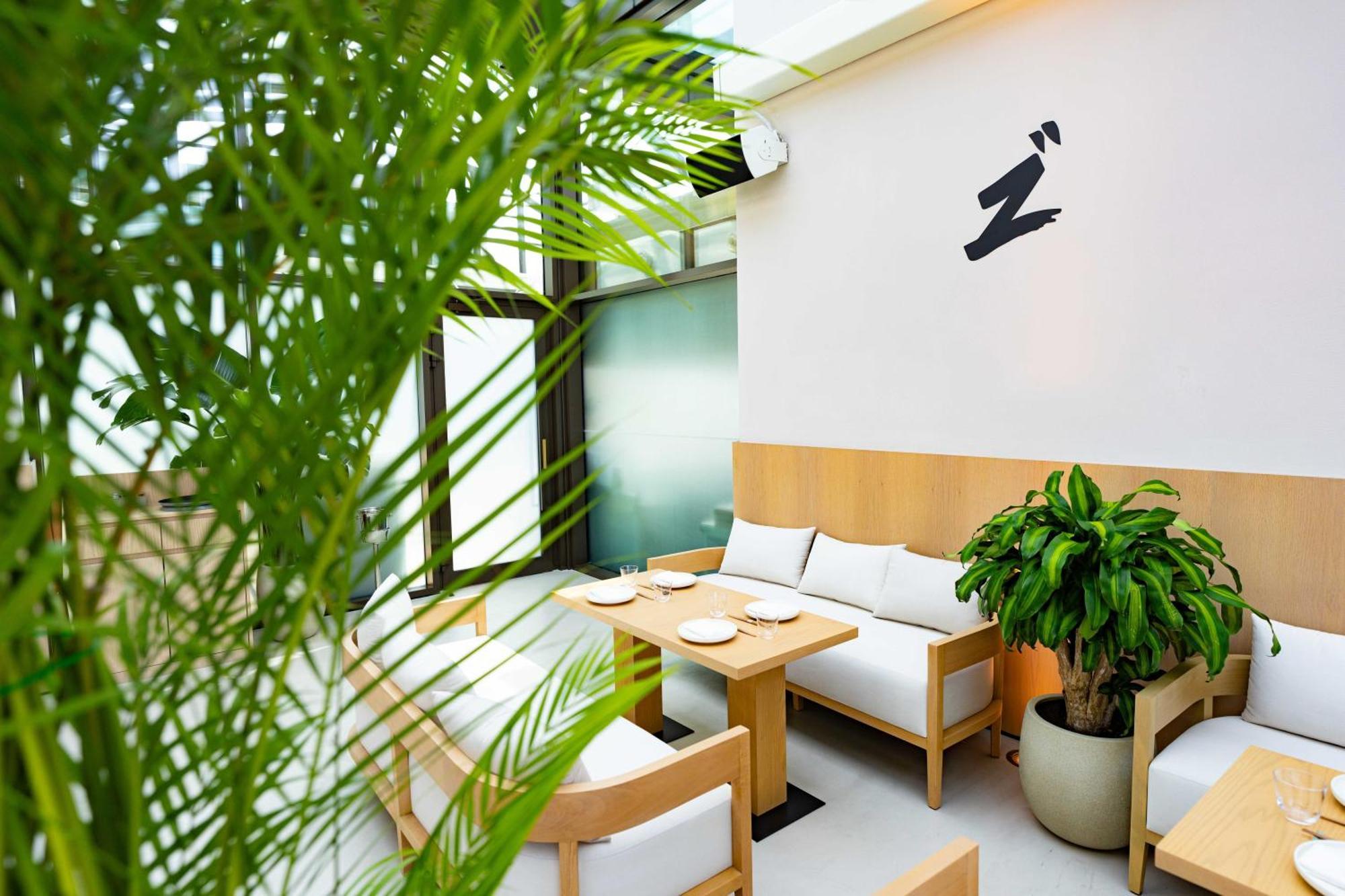 Hyatt Centric Jumeirah Dubaj Exteriér fotografie Interior of a ZARA Home store in Madrid, Spain
