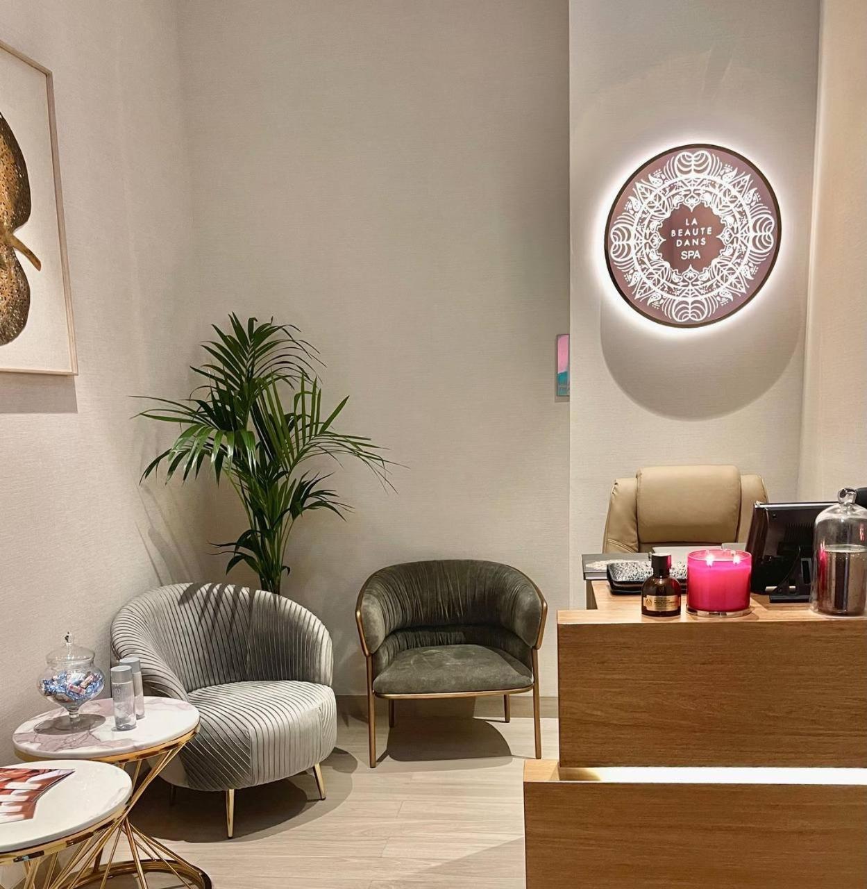 Hyatt Centric Jumeirah Dubaj Exteriér fotografie The reception area of the clinic