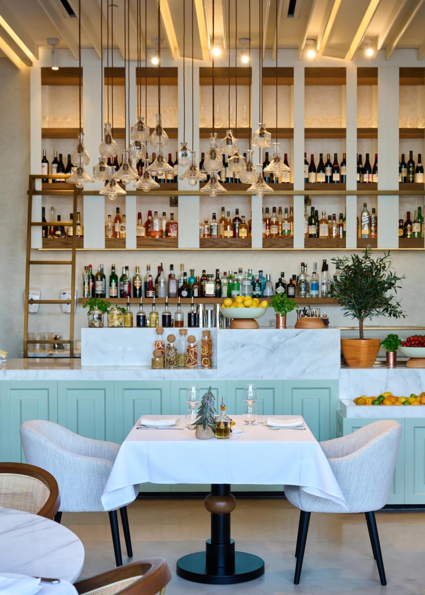 Hyatt Centric Jumeirah Dubaj Exteriér fotografie The bar at the restaurant