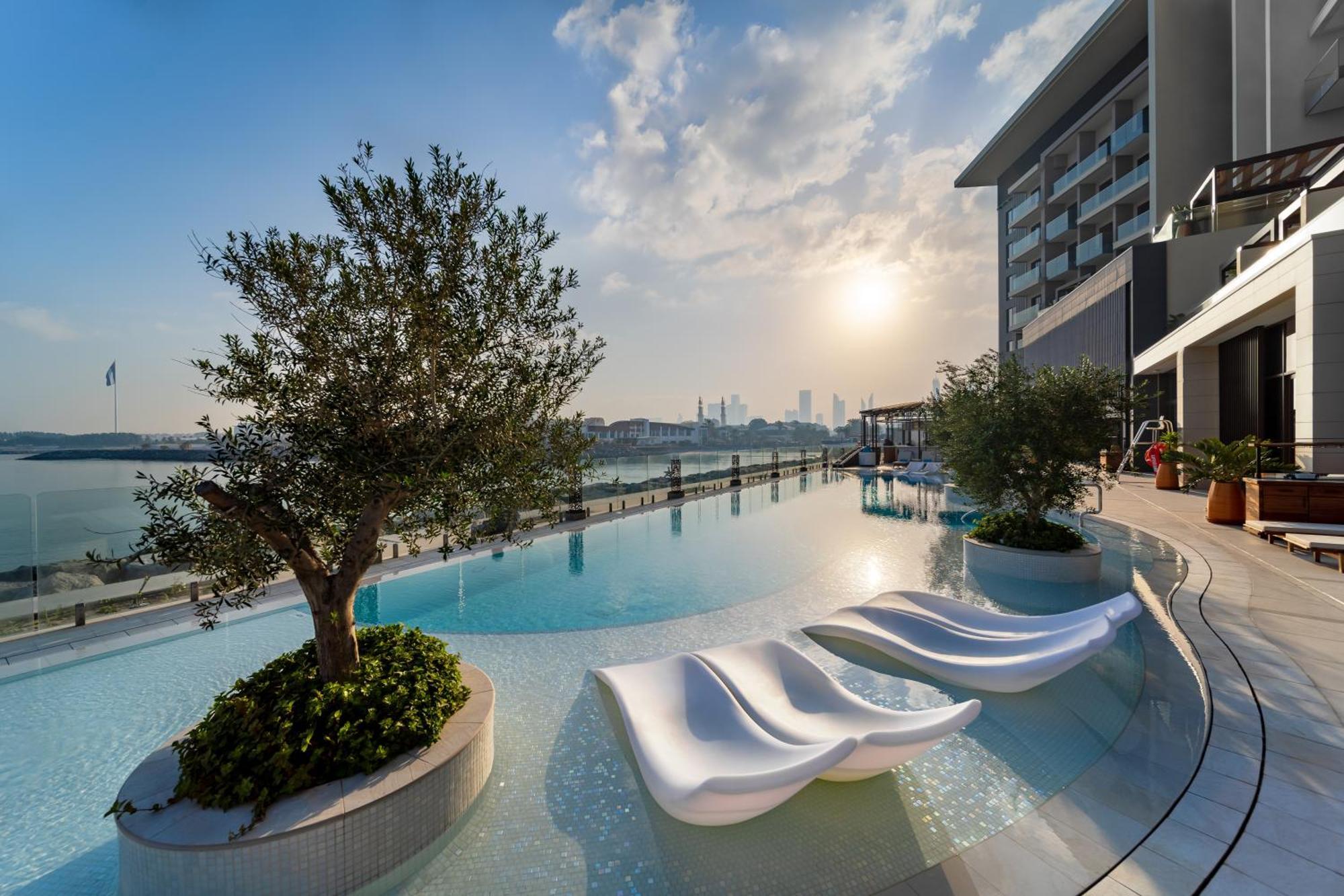 Hyatt Centric Jumeirah Dubaj Exteriér fotografie The swimming pool at the hotel