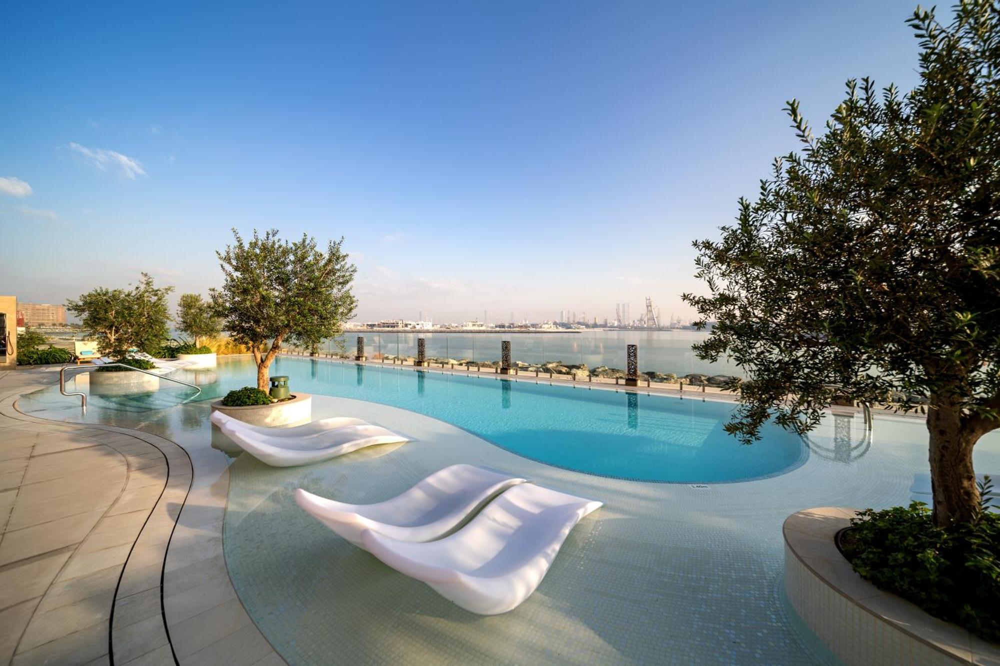 Hyatt Centric Jumeirah Dubaj Exteriér fotografie The swimming pool at the top of the hotel